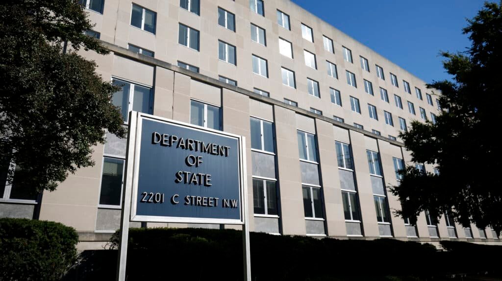 US bars its citizens from traveling to India