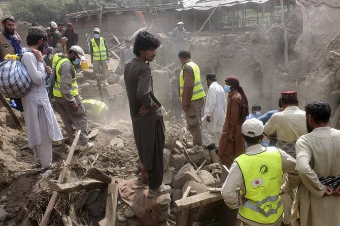 Afghanistan airdrops commandos to save quake survivors as death toll passes 1,400