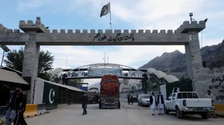 Pakistan shuts Torkham border after Afghan attacks; Conducts retaliatory strikes