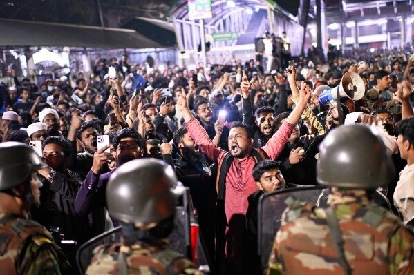 Hadi’s body brought to Shahbagh, the protestors on fire