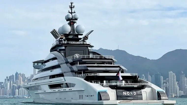 Russian Billionaire’s Superyacht Crosses Strait of Hormuz