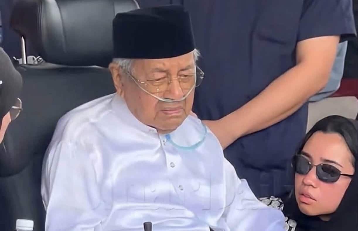 Mahathir Mohamad Hospitalised a Day After Wife’s Death