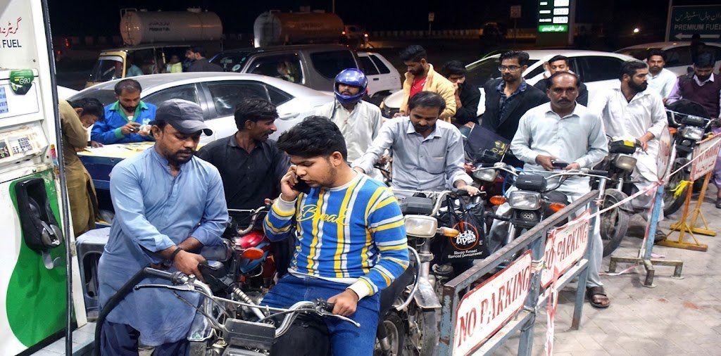 Government announces hike in petrol and diesel prices across Pakistan