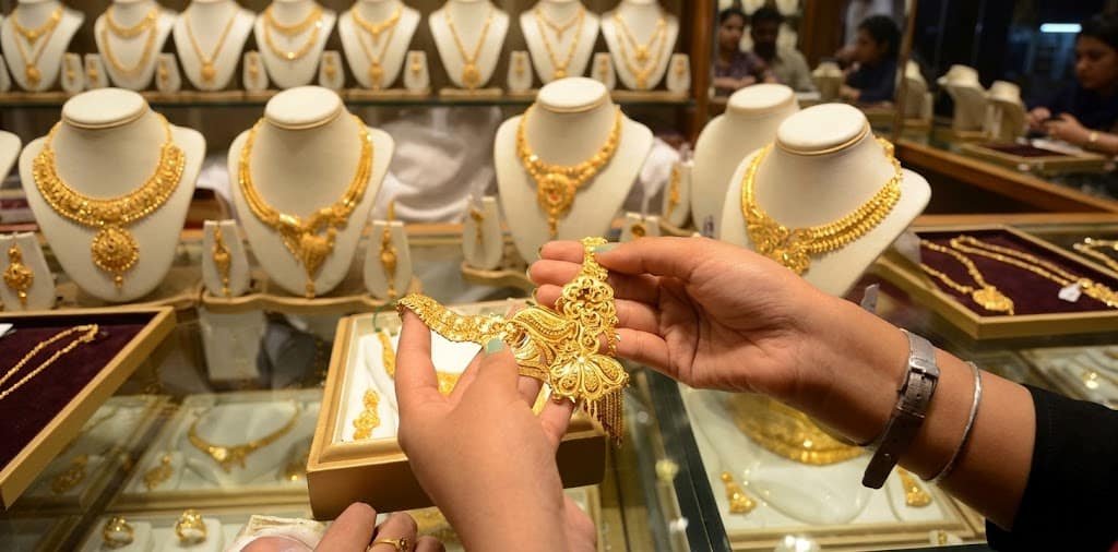 Gold and silver prices drop significantly in Pakistan following global market decline