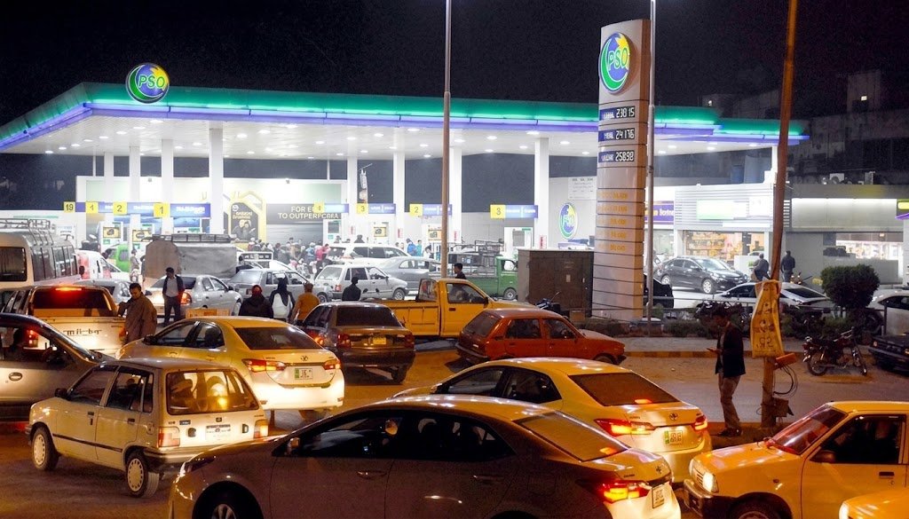 Government Reduces Petrol Price in Pakistan by Rs 3.93 per Liter