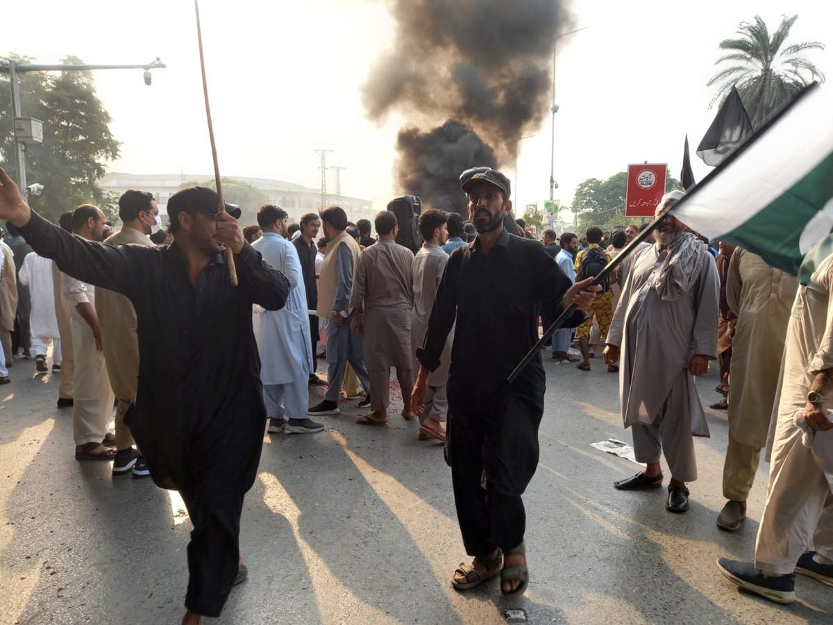 Peshawar Traders Erupt in Protest, Take Aim at KP Government Over Long March and Dharna Politics